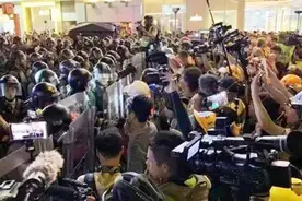 揭秘：披着黄马甲帮助暴徒的所谓“香港记者” 证件就是这么来的视频封面