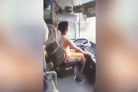 荒唐！安徽寿县14岁少年开大巴车跑运输 当地交警介入调查视频封面