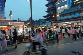 开封鼓楼街小吃夜市，几百家摊位个个生意火爆，上万食客争相来吃视频封面