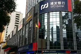 深圳明哥今天去银行打流水，不会操作，在前台美女帮助下完成打印视频封面