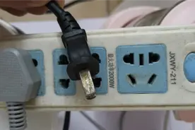 家里插座经常被烧黑了，这是什么原因导致的，听听电工师傅怎么说视频封面