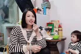邻居强迫症犯了，私自帮奶泡剪头发，网红童模奶泡秒变村姑视频封面