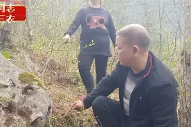 农村小伙子上山玩耍，发现一怪石，这样的石头是怎么形成的呢视频封面