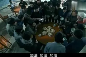 俩小伙食堂比赛看谁饭量大，每人先吃了30个肉包子，又来20个馒头视频封面