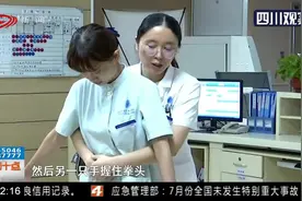 乘客高铁上卡喉，女医生施展“生命的拥抱”！1分钟成功解决危机视频封面