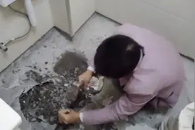 实拍农村小伙去城里做工，小区业主房屋厕所漏水，砸地砖找原因视频封面