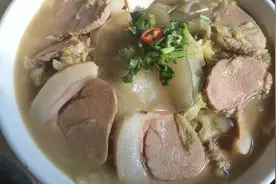 “猪肉白菜炖粉皮”，煮熟的带皮五花加上鸡汤，上桌汤都不剩