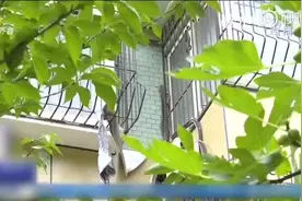济南三箭平安苑小区保温层频频脱落，居民提心吊胆！视频封面