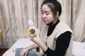 媳妇突然牙疼，小文带着她去医院，没想到打针打哭了视频封面