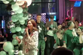 婚礼上抖音一夜爆红阿悠悠，如今在酒吧演出依旧是抖腿女神范十足视频封面