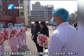 女护士抗疫归来，医生男友现场求婚真是太惊喜了视频封面