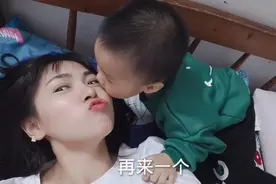 儿子越来越牛啦，这样爬到枕头上狂亲妈妈，网友:果然是小情人视频封面