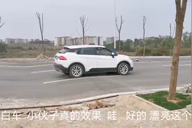 路面惊险一大坑，过往车辆表演飞车 刮底盘，看的好刺激视频封面