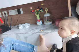 妈妈戴上狐狸的面具，小火子不认识妈妈啦！传皮鞋的小火子真帅气视频封面