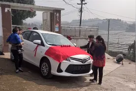 小女儿家喜提新车，农村风俗要放鞭炮扯红布放苹果视频封面