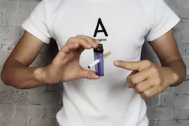 魔术揭秘：打火机没有洞，香烟却能穿透打火机！其实很简单视频封面