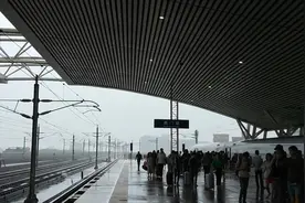 东莞虎门高铁站，一下车就大雨