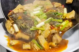 小二用个花鲢鱼头配上豆腐，做一道鲜香美味的红烧鱼头豆腐视频封面