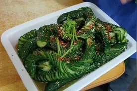 教你自制糖醋黄瓜咸菜的详细做法，三分钟就能学会，简单又好吃视频封面