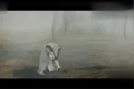 美男被女子扛在肩上一路狂奔，路走反了！😊😊视频封面