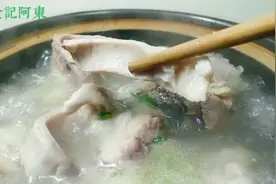 杭帮菜厨师教你炖猪肚筒骨煲，清洗的时候丢掉传统洗法，特别香