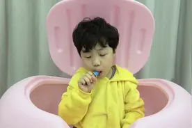 妹妹和哥哥吃棒棒糖喝饮料 和爷爷一起玩游戏视频封面