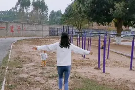 带两个宝宝来母校玩一下，挺怀念小时候读书的那段时光的视频封面