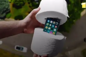 iPhone11放在卫生纸内，从100米高空扔下能保护手机吗？视频封面