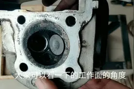 摩托车气门座圈漏气研磨不出来换缸盖费钱，修理工如何操作。视频封面