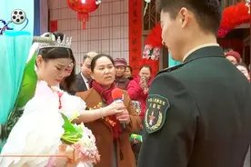湖南一火箭军兵哥哥求婚，新娘感动的哭了视频封面