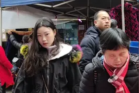 来了个漂亮小姐姐来照顾生意，小哥激动了，好想跟她介绍男朋友视频封面