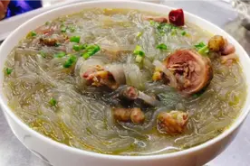 婆婆从老家带来的烟熏土鸡，今天就用粉条炖上，浓浓的烟熏味视频封面