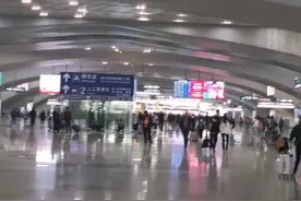 珠海坐高铁到广州，人流量特别多，挤爆了视频封面