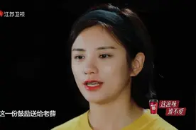 薛之谦女生宿舍楼下唱情歌，被一群女生表白顿时被感动了！视频封面