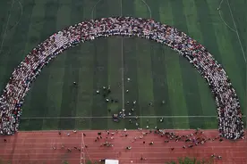 2200人同框拍超级毕业照，照片2.5米长，拍摄现场学生疯抢老师视频封面