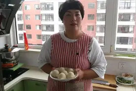 东北特色美食粘豆包，除了蒸熟沾糖吃，还可以煎着吃，你吃过吗？视频封面