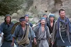 土匪打劫，不料到抢的竟然是大明锦衣卫，亮出纯金腰牌吓愣了！