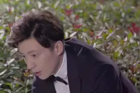 男神醉酒路边呕吐，小伙身处友好之手，却被甩在一旁！视频封面