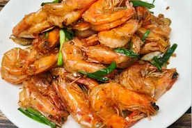 川菜师傅教你正宗“葱爆大虾”做法，外酥里嫩不油腻，好巴适！视频封面