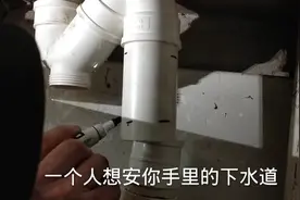 楼上洗菜楼下邻居头上漏水 师傅带你看看水管是怎么回事怎么维修