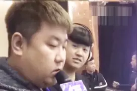 砸场子的百万调音师，当歌手偶尔将麦对准他，一开嗓歌手脸色变了视频封面
