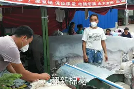 放假回家，小刘婆婆在路边新弹4床被子，才1百一床，划算。视频封面