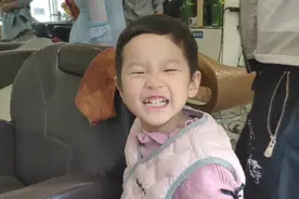 3岁萌娃自己要求要剪头发全程都很配合，原因是她不想洗头发视频封面