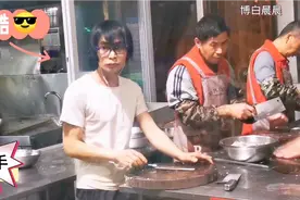 找遍天下寻美食，玉林牛杂很诱人。美极排档生意好还有一个快刀手视频封面