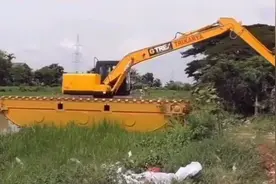 水上挖掘机可以非常完美的在水上漂浮作业清淤作业，像小船一样视频封面