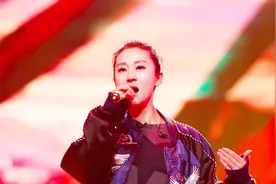 戏演得好歌唱得也好，穆桂英扮演者苗圃演唱《女人花》，好听视频封面