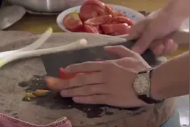 一家人一起吃饭，孙子碗里的鱼都堆不下了，孙女碗里只有一个。视频封面