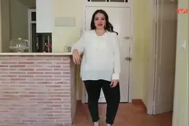 潮流穿搭-小姐姐试穿白色上衣配黑色裤子，简单又好看视频封面