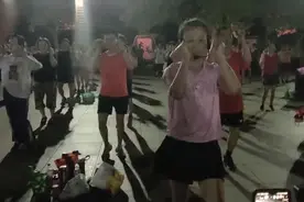 每天晚上一个小时坚持下来，不瘦是你动作不到位，所以动作一定要