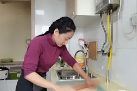 托管阿姨教您在家做熏肉大饼，熏料有讲究，肉吃着酱香浓郁！视频封面